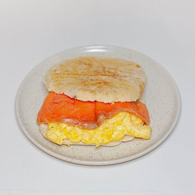 พานินี่อาหารเช้า - ไข่คนและแซลมอนรมควัน 1